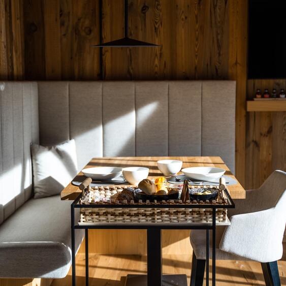 Frühstückswagen mit frischen Brötchen, Croissants und weiteren Frühstückszutaten im Amus Chalet.