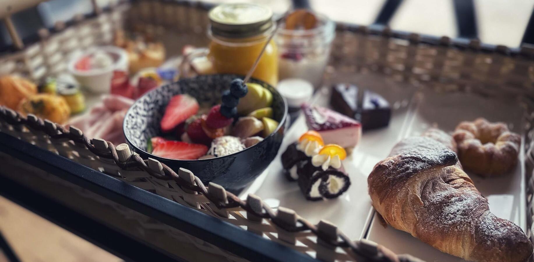 Carrello per la colazione con pietanze dolci nell'Amus Chalet.